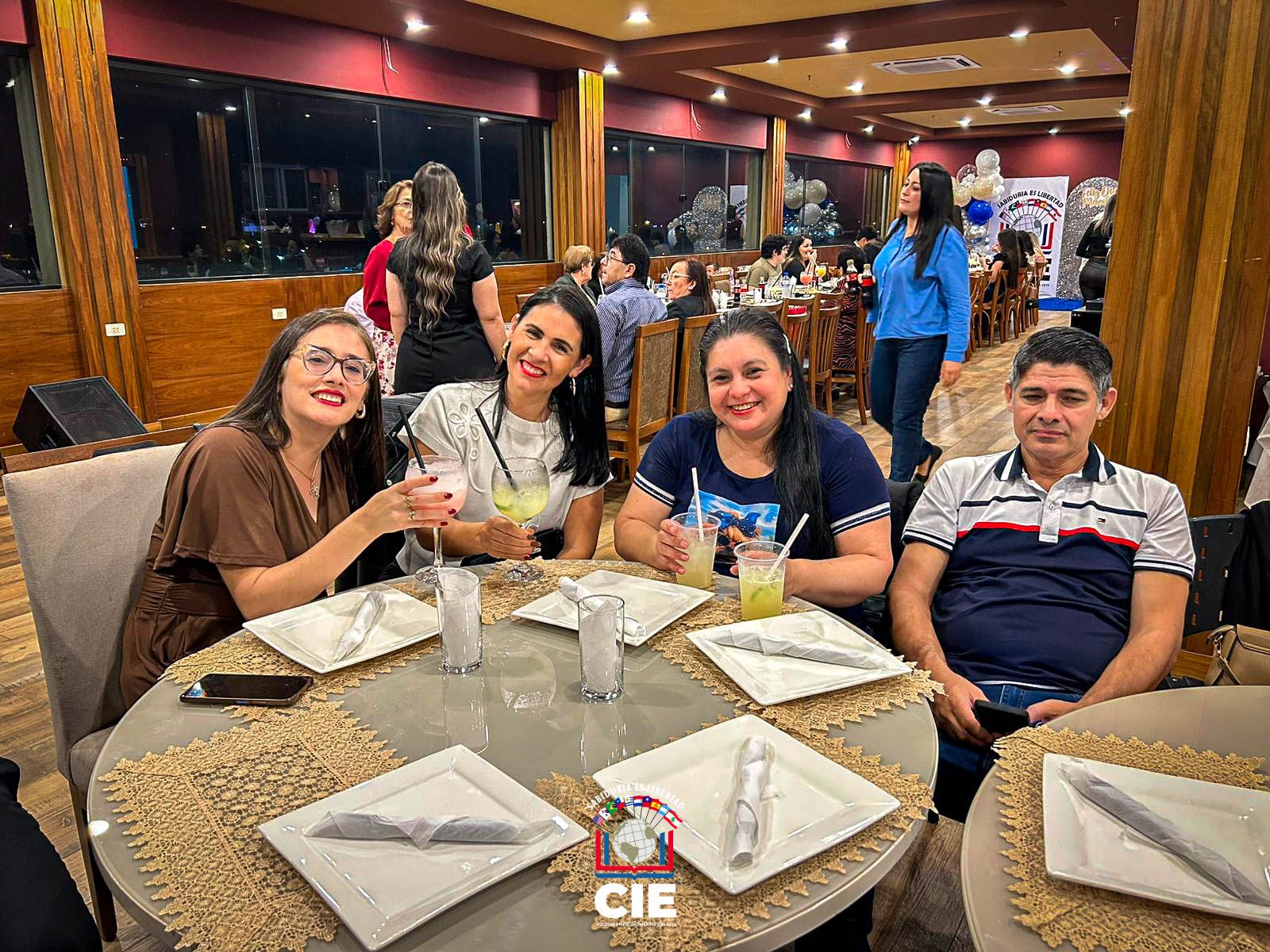 Comunidad educativa del CIE celebra el Día del Maestro